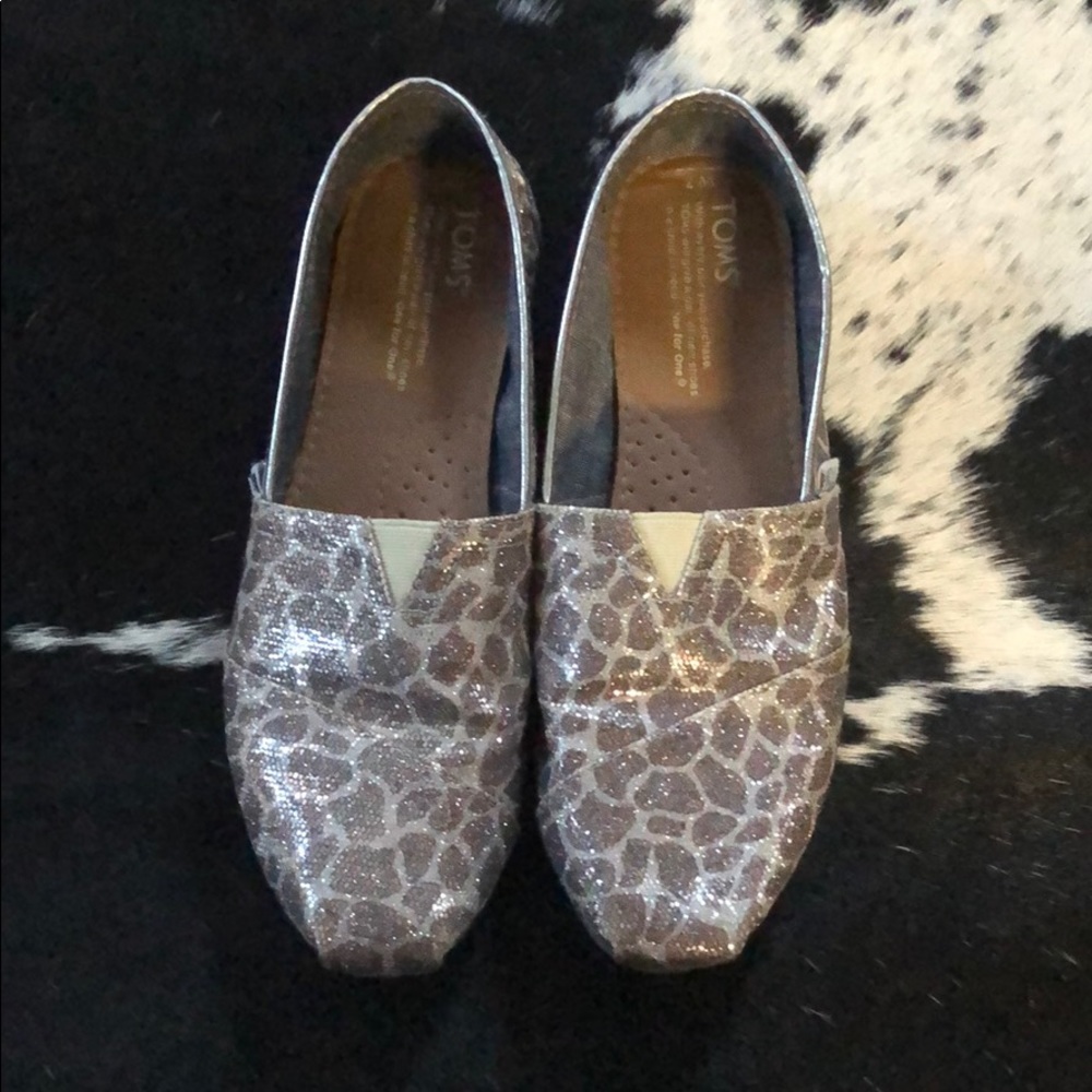 TOMS size 7